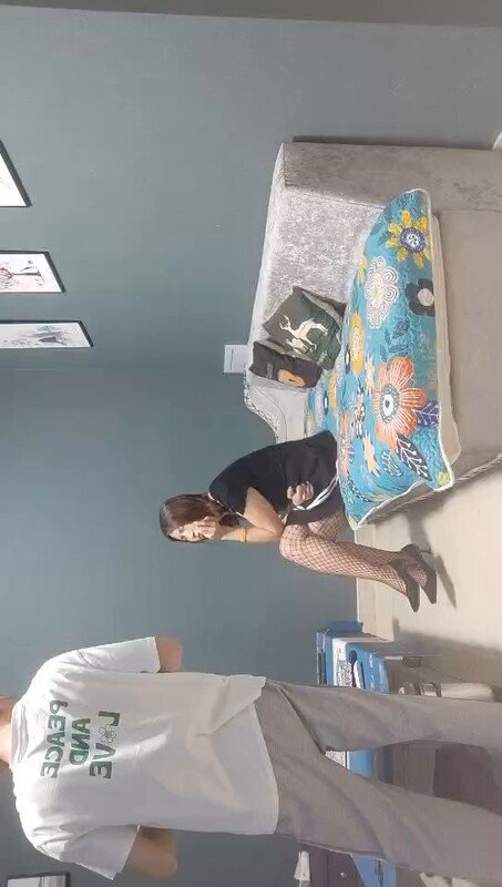 小狐狸娱乐御姐范黑色网袜骚女张开双腿揉搓骚穴撩起裙子拉着手后入镜头前猛操大屁股