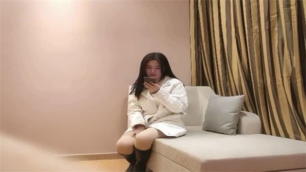 一屌探花顶级尤物大奶肥臀十分诱人