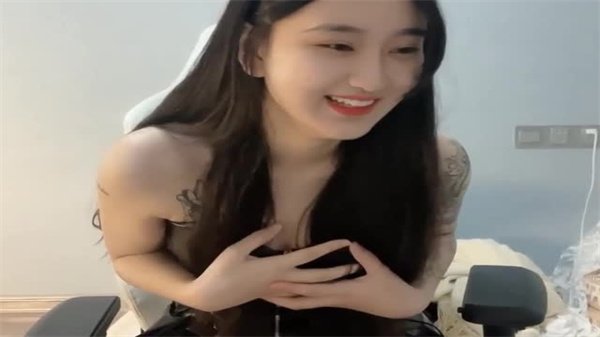 一直不露的超清纯妹子还是被土豪重金拉下海