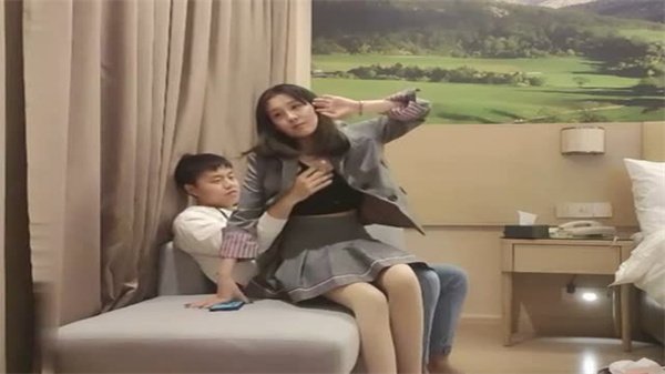 一屌探花风骚小姐姐如狼似虎淫水潺潺浪叫不断