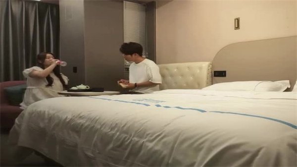 钟爱熟女-小伙爱坦克约炮肉感肥臀骚妇换上丝袜女仆装激情开操