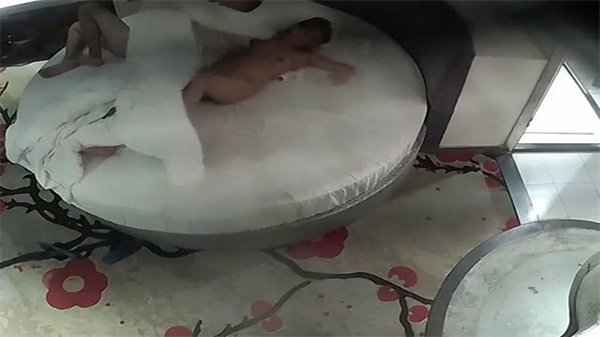 最新情趣酒店白色圆床偷拍_